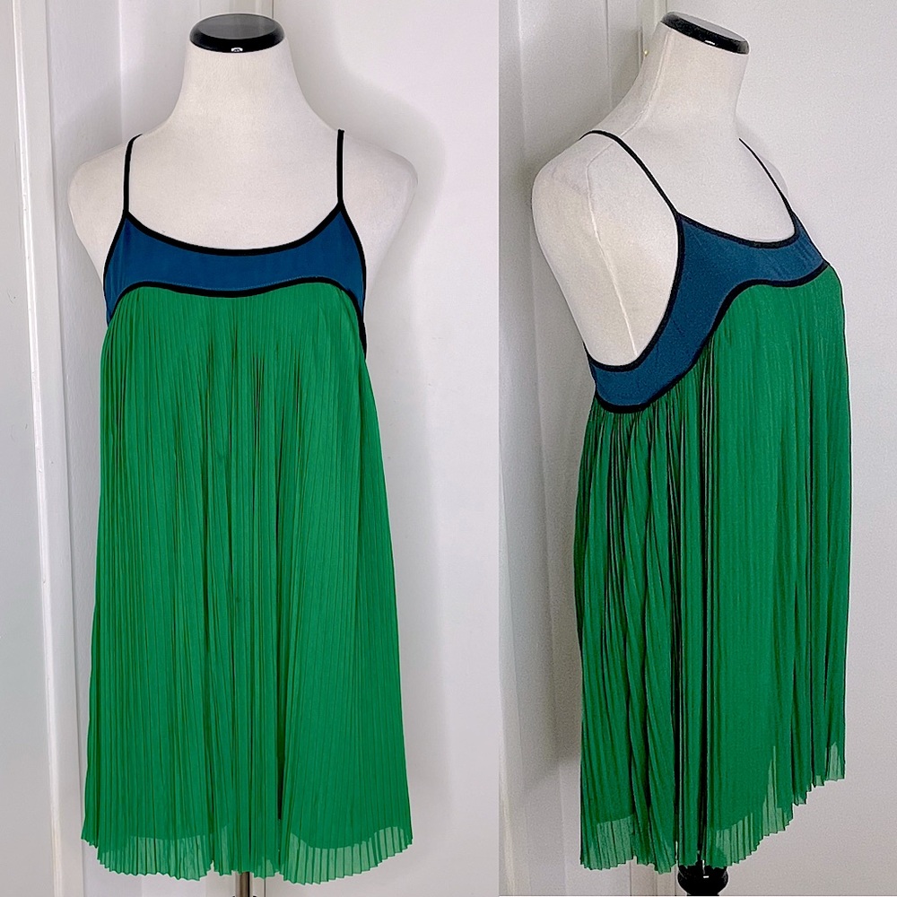 ✨ Cooperative Color Block pleated racer back dress 🤍